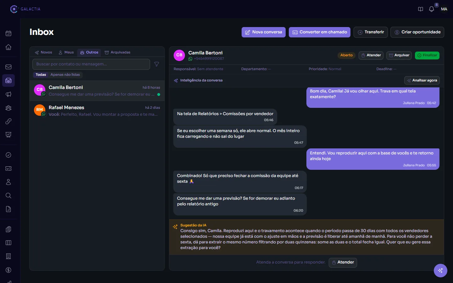 Conversa de WhatsApp no Galactia com o painel “Sugestão da IA” embaixo, trazendo a resposta pronta para o atendente revisar